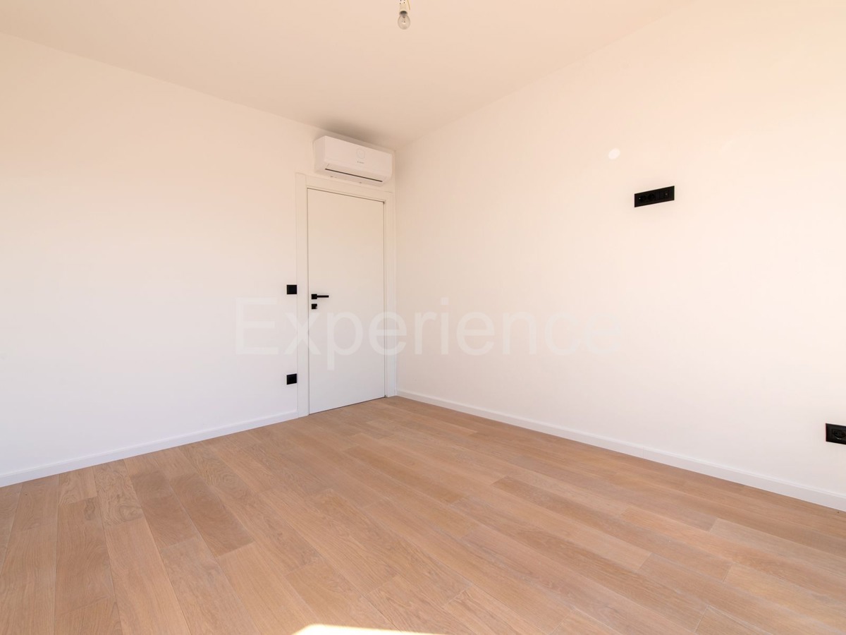 ISTRIA, Umago - appartamento in un nuovo edificio con garage, 2. piano, ASCENSORE!