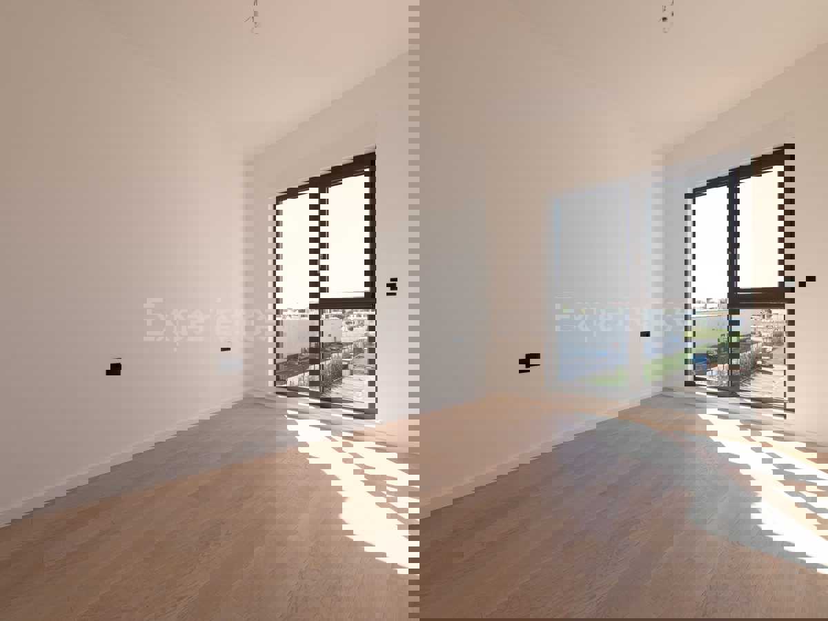 ISTRIA, Umago - appartamento in un nuovo edificio con garage, 2. piano, ASCENSORE!