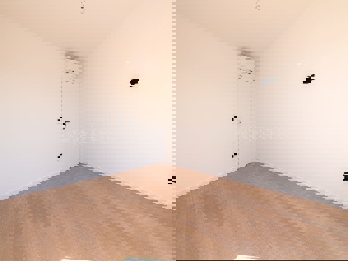 ISTRIA, Umago - appartamento in un nuovo edificio con garage, 2. piano, ASCENSORE!