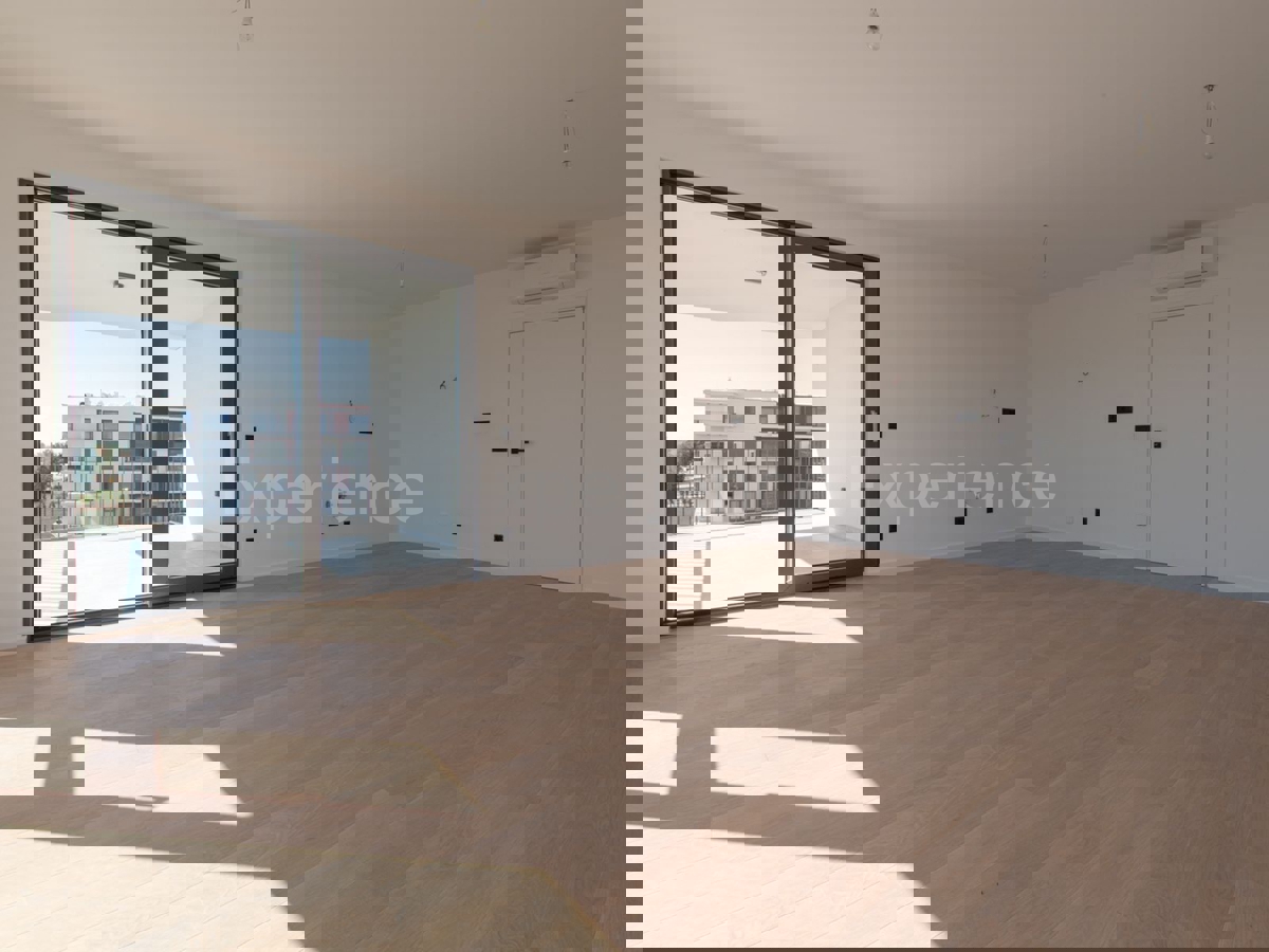 ISTRIA, Umago - appartamento in un nuovo edificio con garage, 2. piano, ASCENSORE!