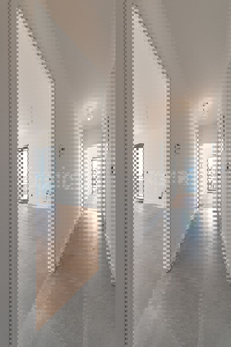 ISTRIA, Umago - appartamento in un nuovo edificio con garage, 2. piano, ASCENSORE!