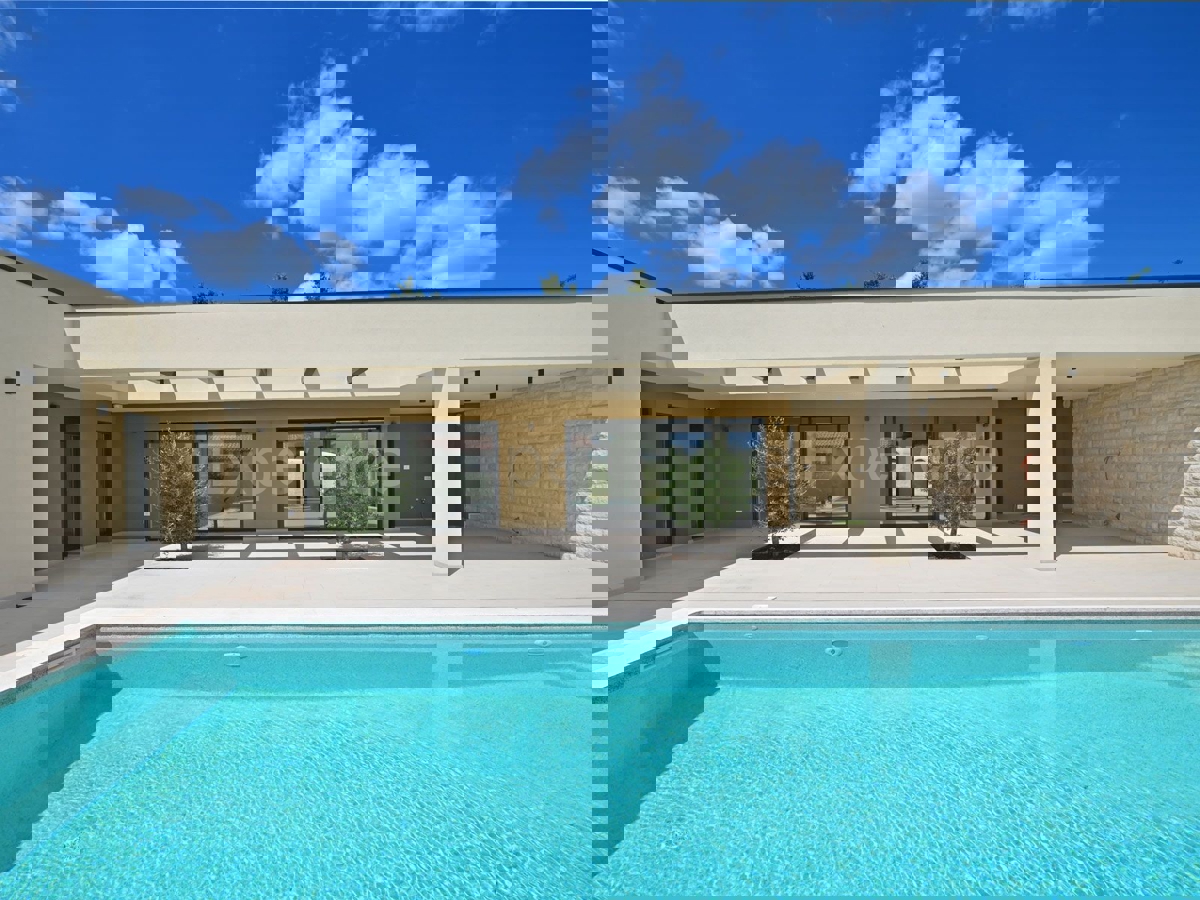 Villa di lusso con piscina e giardino mediterraneo - un'oasi di pace vicino a Rovigno