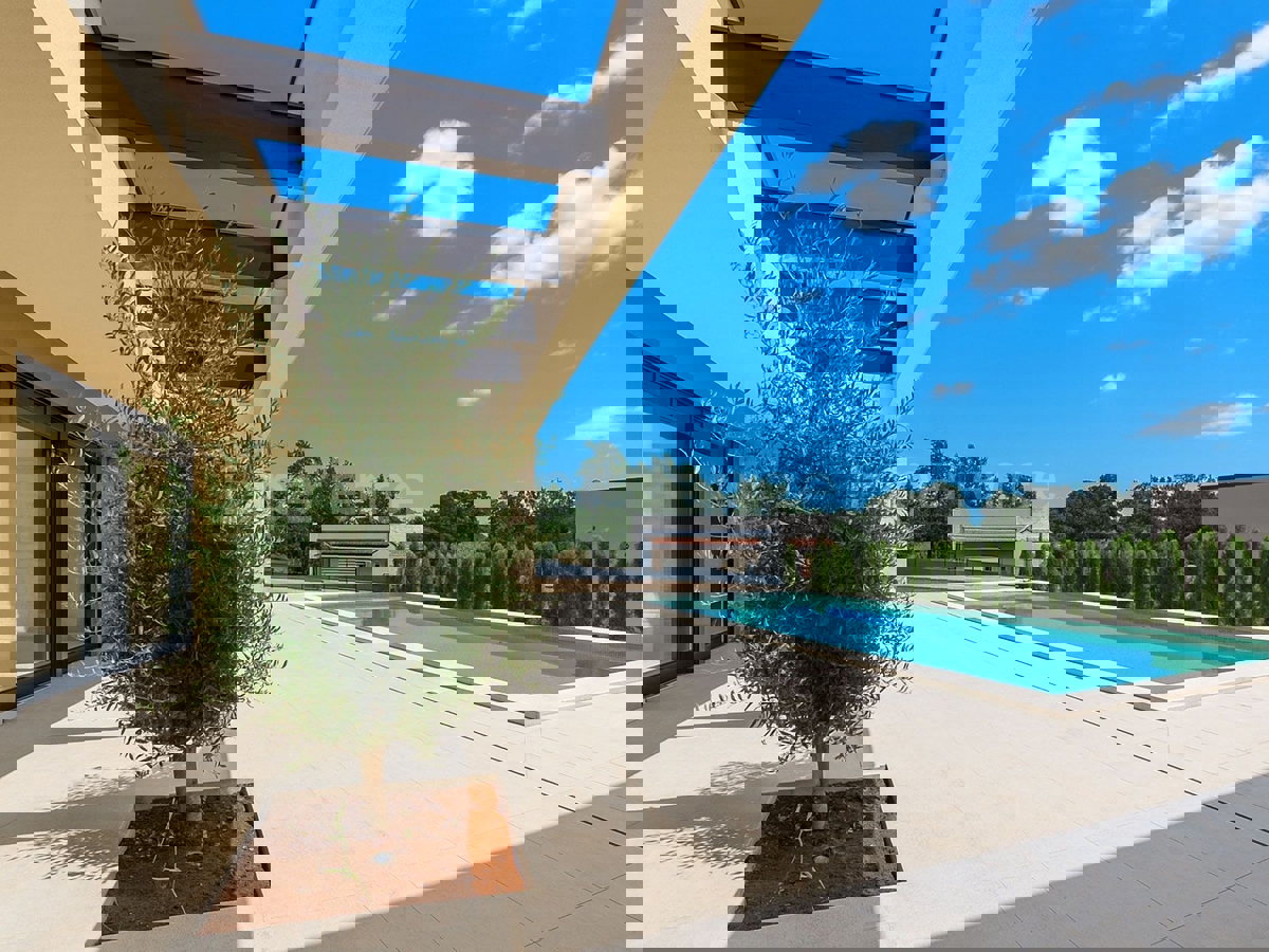 Villa di lusso con piscina e giardino mediterraneo - un'oasi di pace vicino a Rovigno