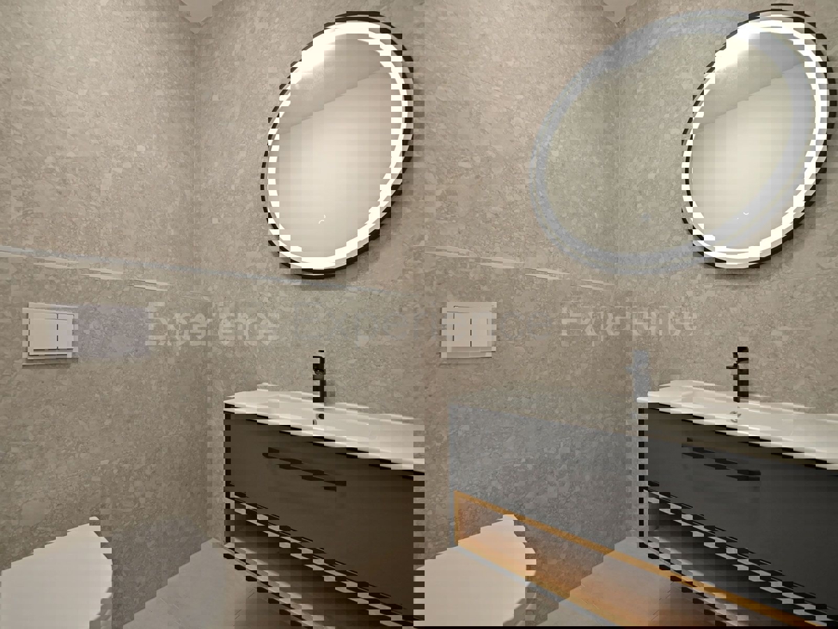 Villa di lusso con piscina e giardino mediterraneo - un'oasi di pace vicino a Rovigno