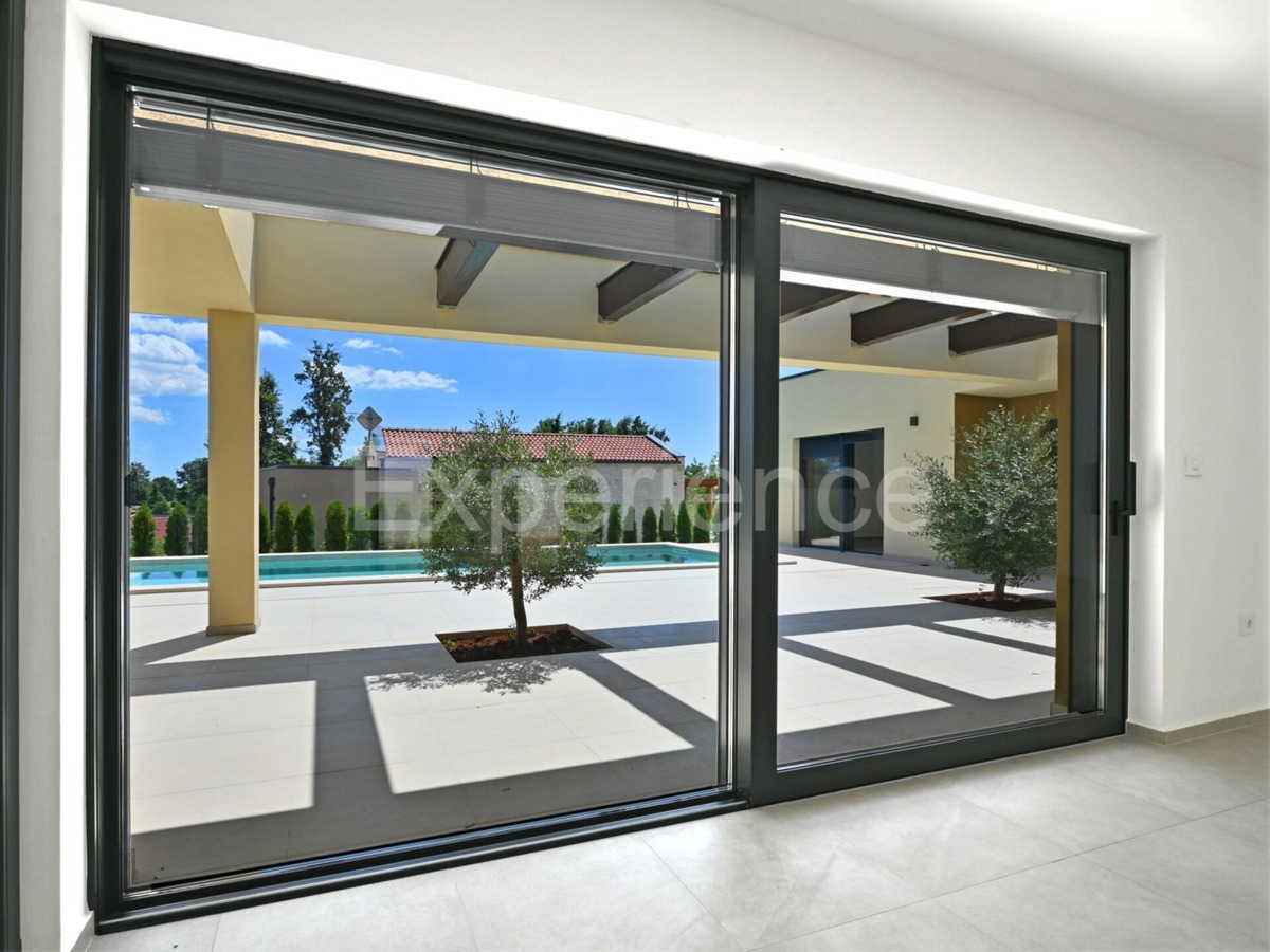 Villa di lusso con piscina e giardino mediterraneo - un'oasi di pace vicino a Rovigno