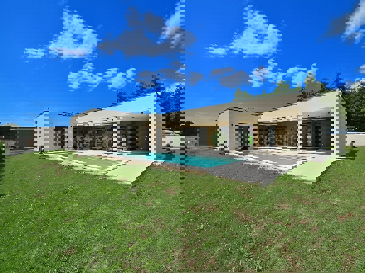 Villa di lusso con piscina e giardino mediterraneo - un'oasi di pace vicino a Rovigno