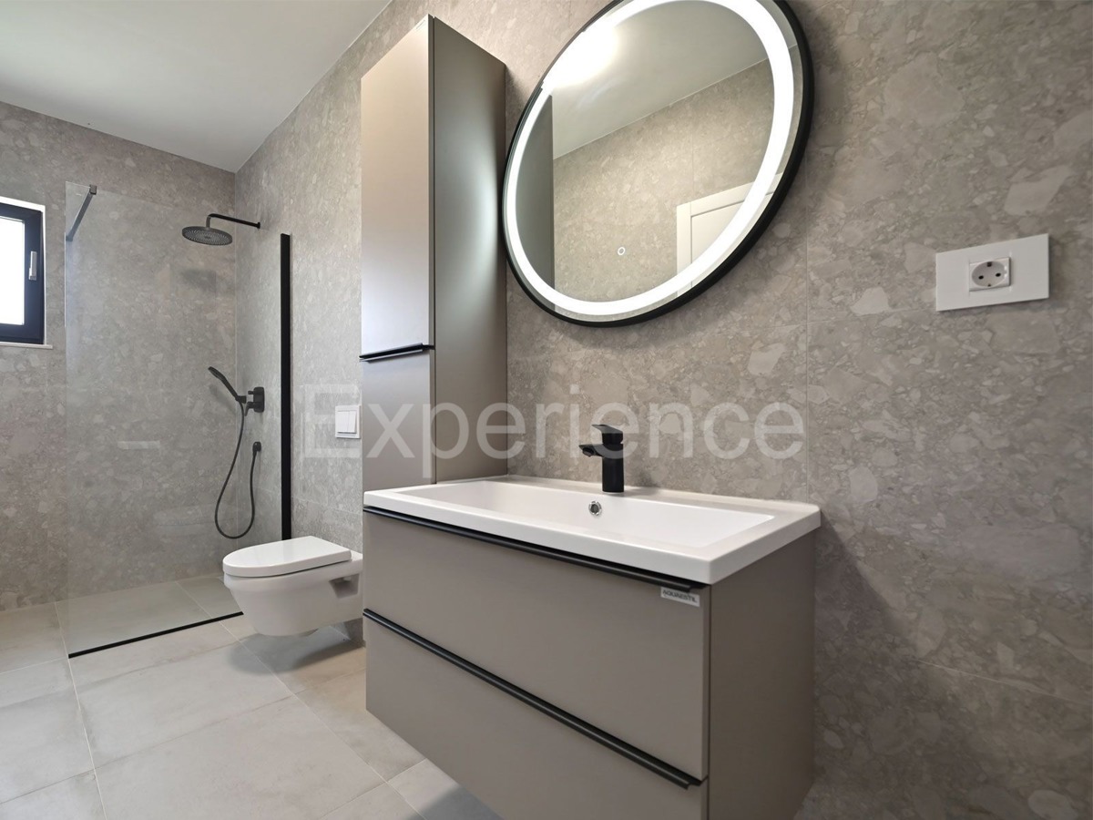 Villa di lusso con piscina e giardino mediterraneo - un'oasi di pace vicino a Rovigno