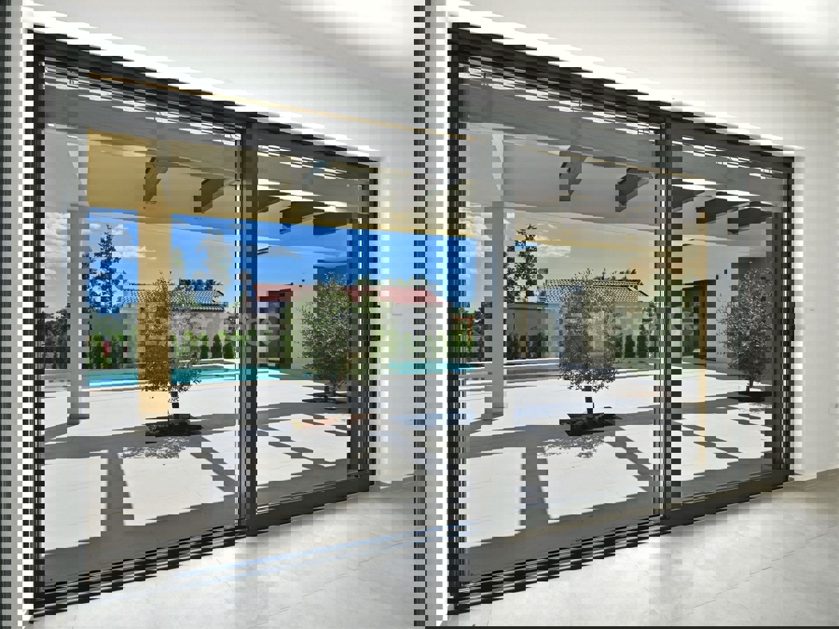 Villa di lusso con piscina e giardino mediterraneo - un'oasi di pace vicino a Rovigno