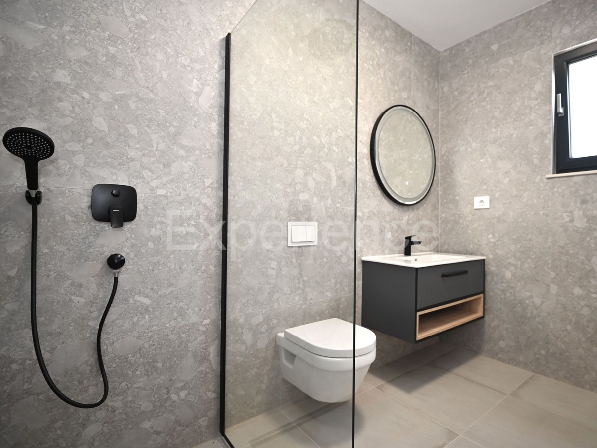 Villa di lusso con piscina e giardino mediterraneo - un'oasi di pace vicino a Rovigno