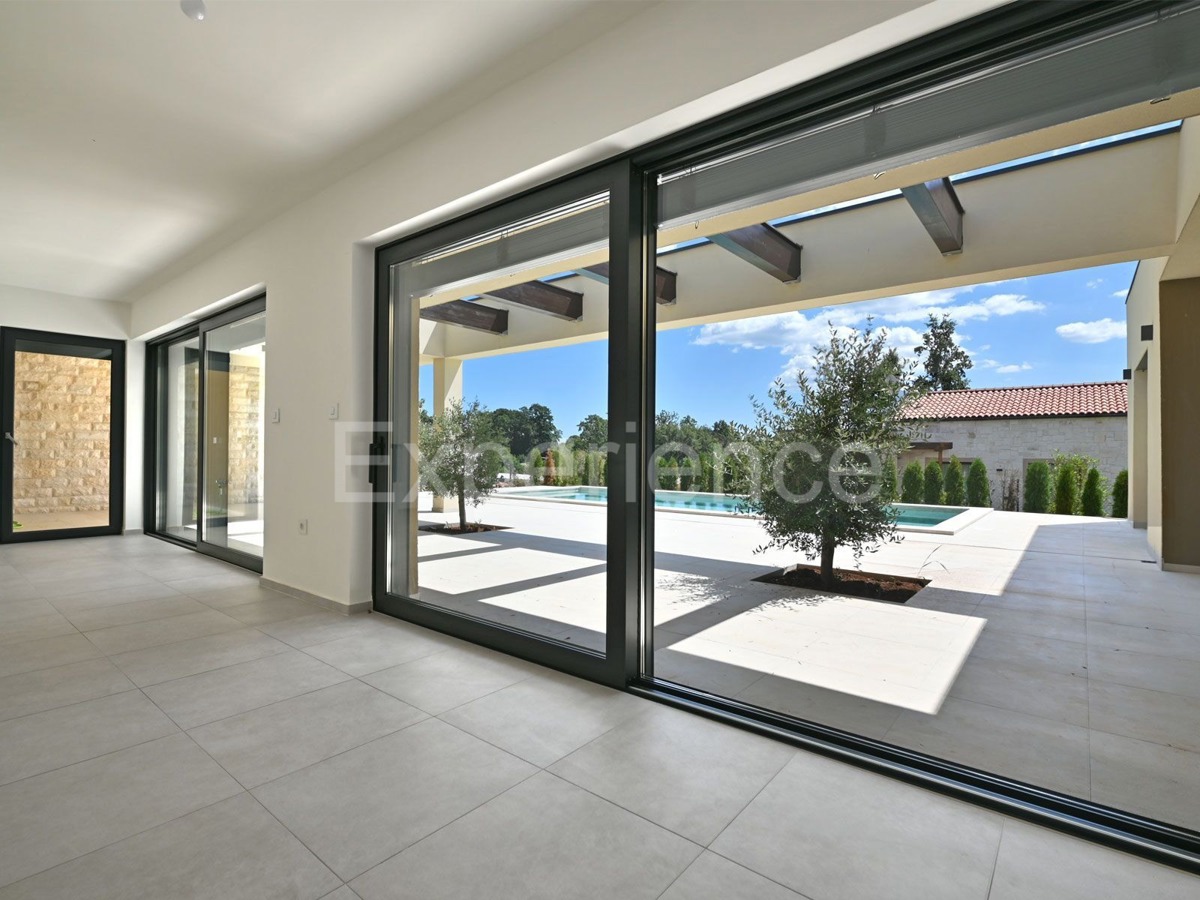 Villa di lusso con piscina e giardino mediterraneo - un'oasi di pace vicino a Rovigno