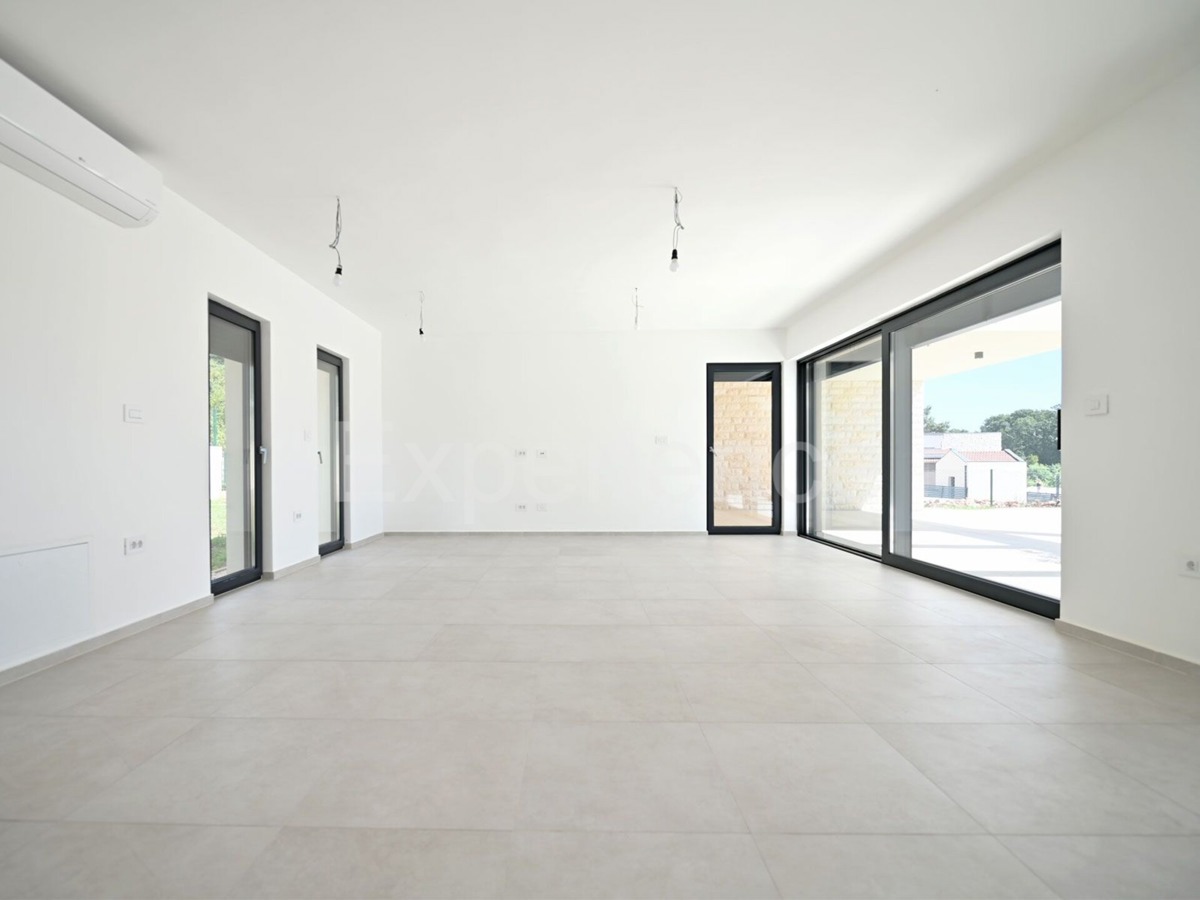 Villa di lusso con piscina e giardino mediterraneo - un'oasi di pace vicino a Rovigno