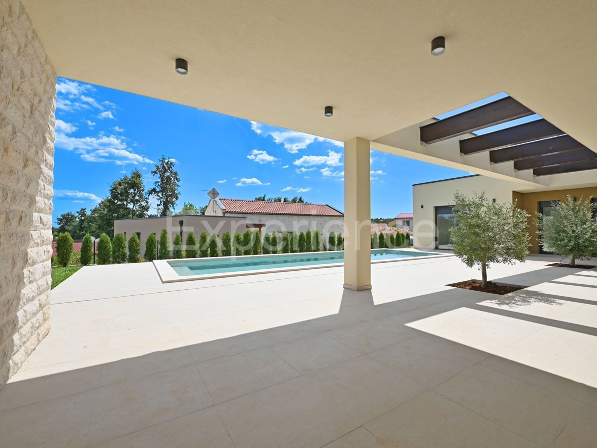 Villa di lusso con piscina e giardino mediterraneo - un'oasi di pace vicino a Rovigno