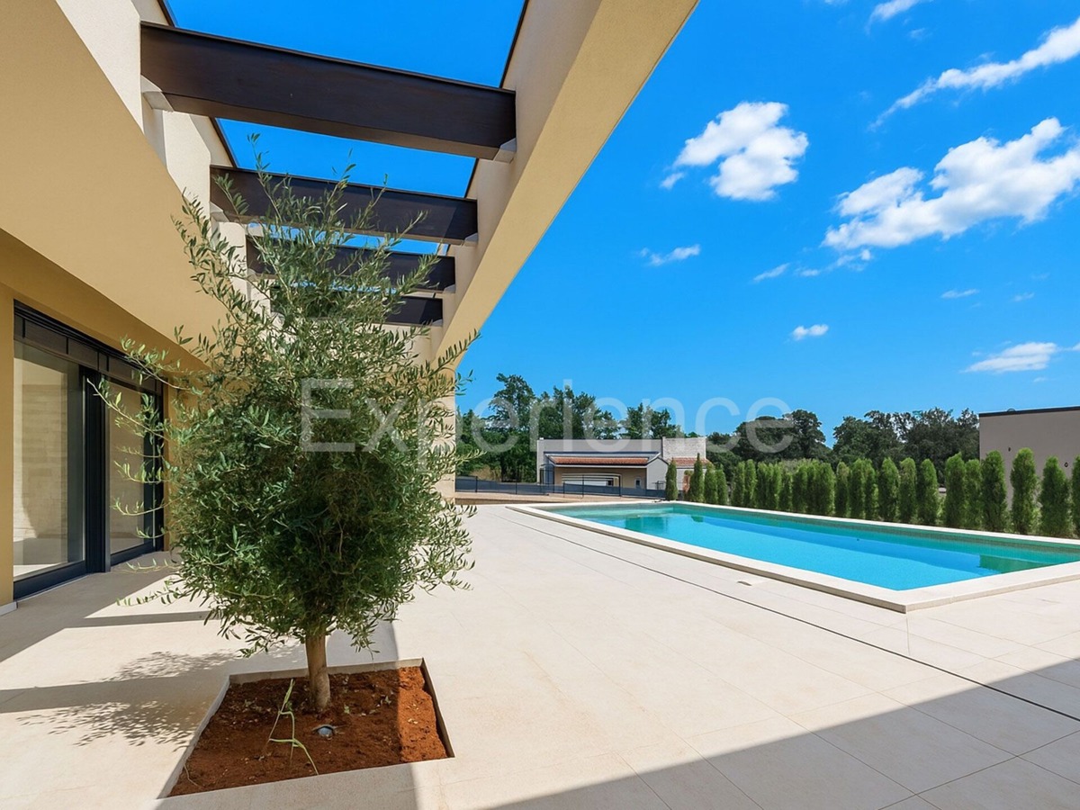 Villa di lusso con piscina e giardino mediterraneo - un'oasi di pace vicino a Rovigno