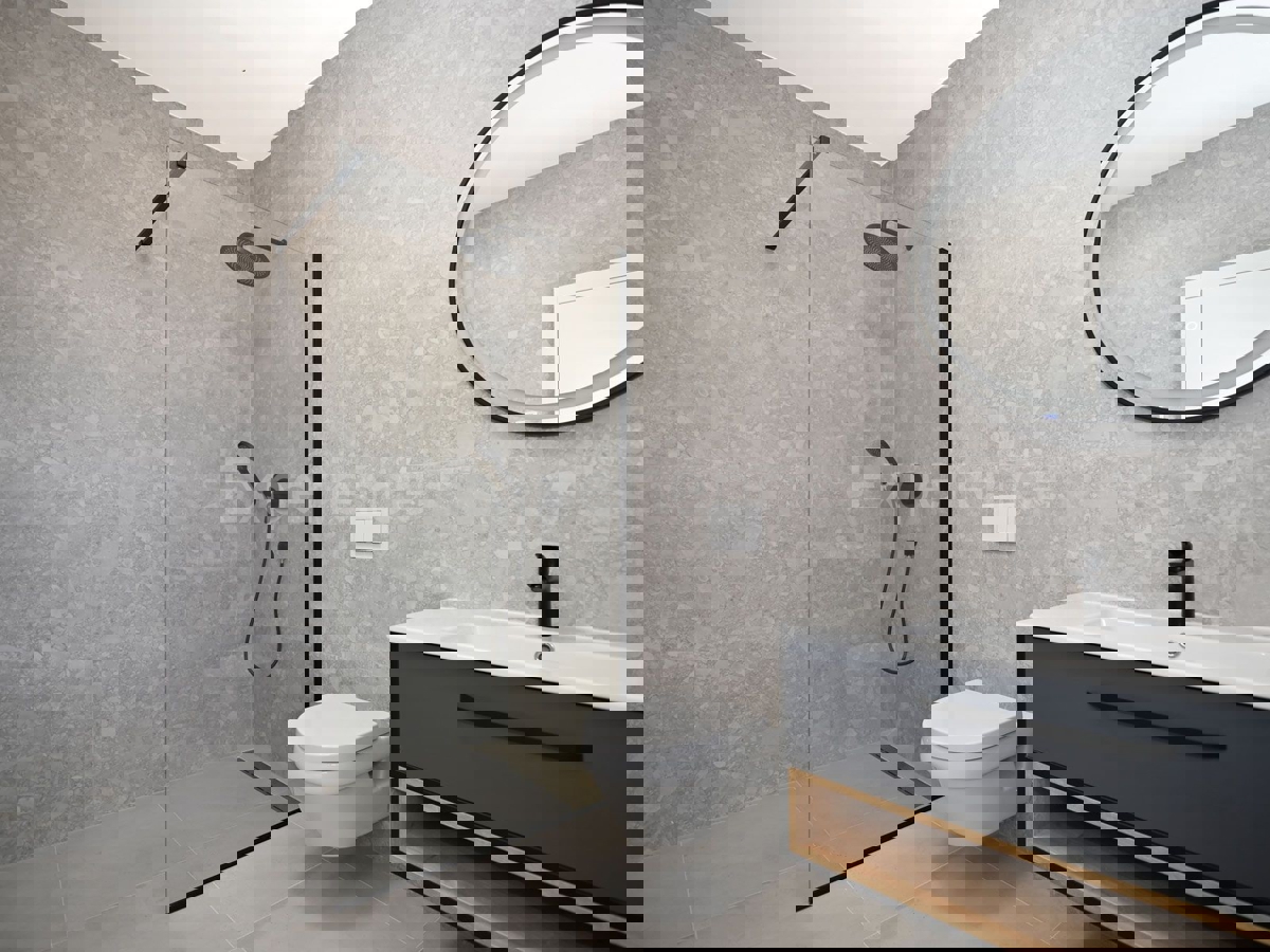 Villa di lusso con piscina e giardino mediterraneo - un'oasi di pace vicino a Rovigno