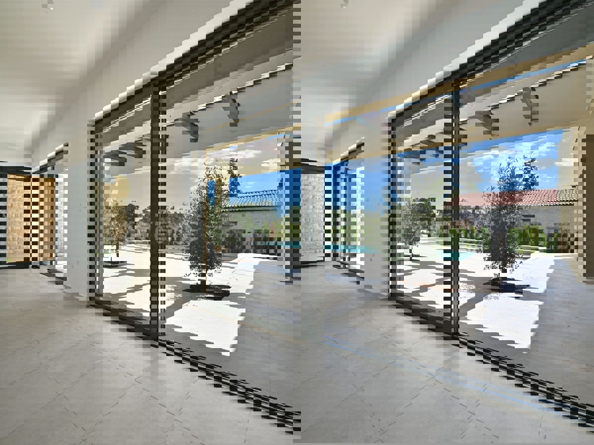 Villa di lusso con piscina e giardino mediterraneo - un'oasi di pace vicino a Rovigno