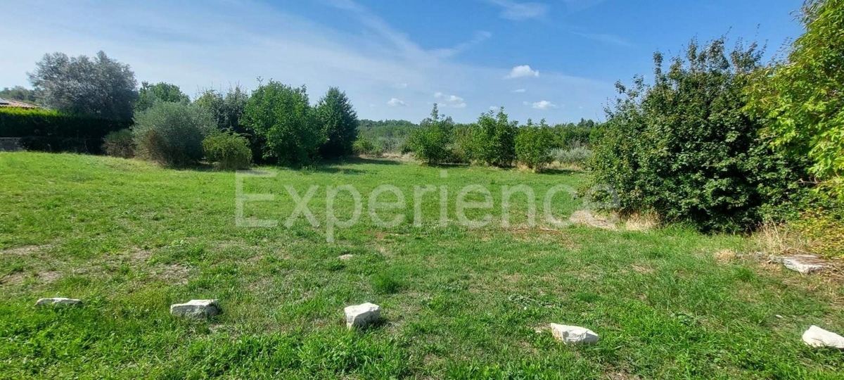 ISTRIA, vicino a Sveti Lovreč – terreno edificabile per la costruzione di 2 ville!