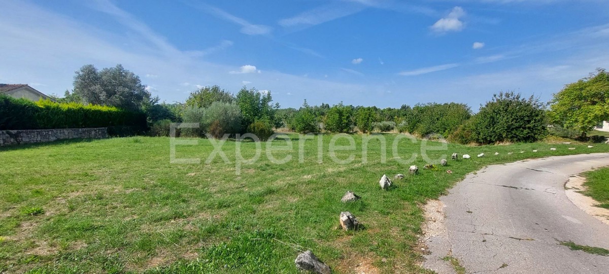 ISTRIA, vicino a Sveti Lovreč – terreno edificabile per la costruzione di 2 ville!