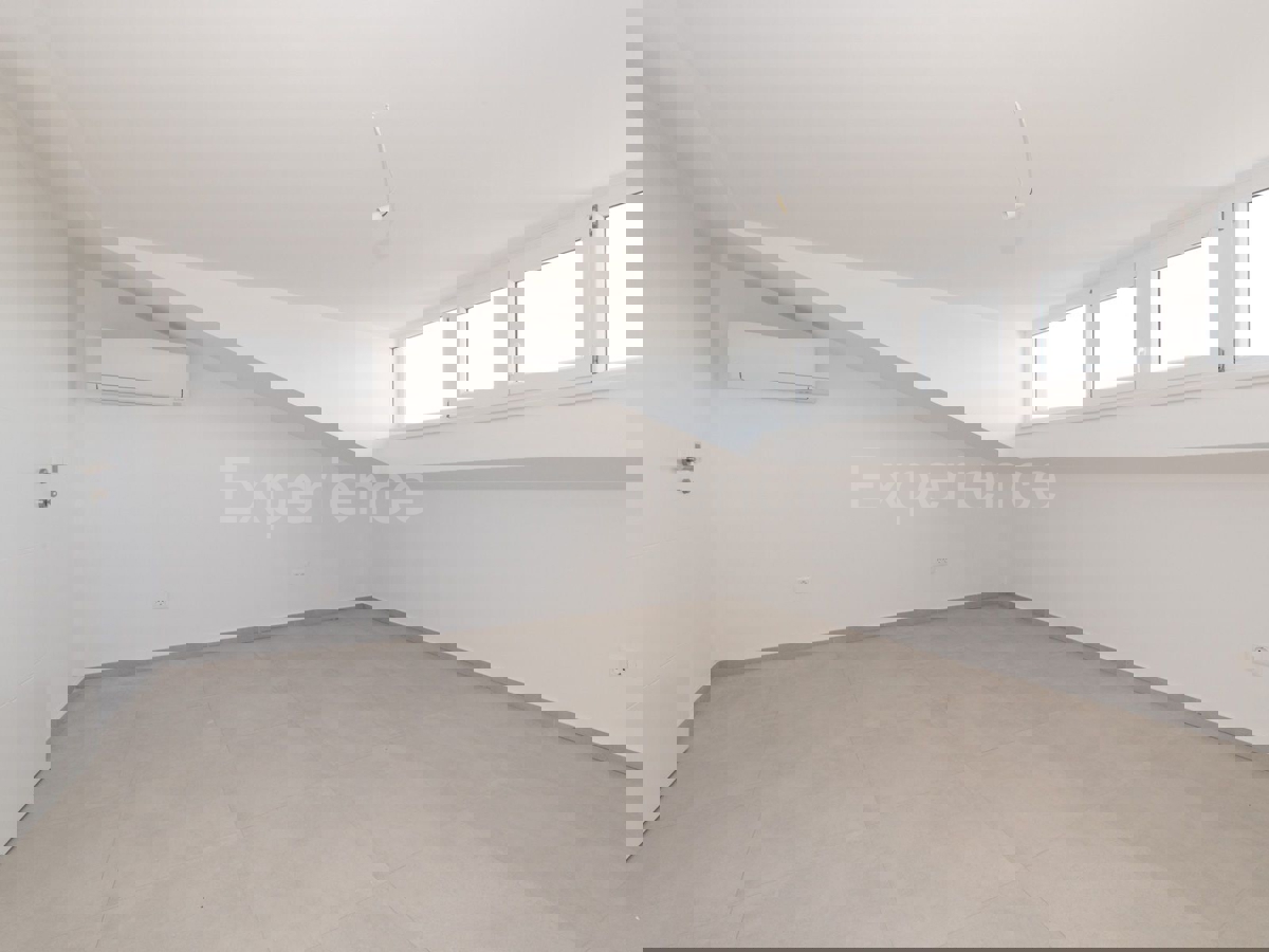 ISTRIA, vicino a Parenzo - appartamento con 3 camere da letto, VISTA MARE!