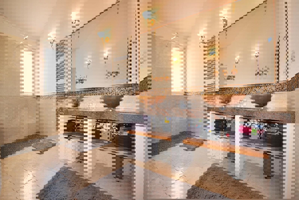 ISTRIA, Parenzo - casa con due appartamenti separati e piscina, a 3 km dal mare!