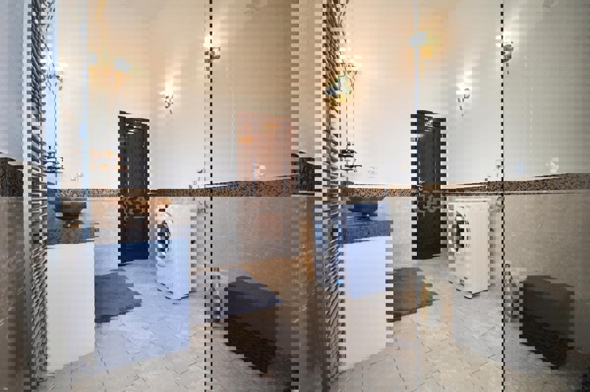 ISTRIA, Parenzo - casa con due appartamenti separati e piscina, a 3 km dal mare!