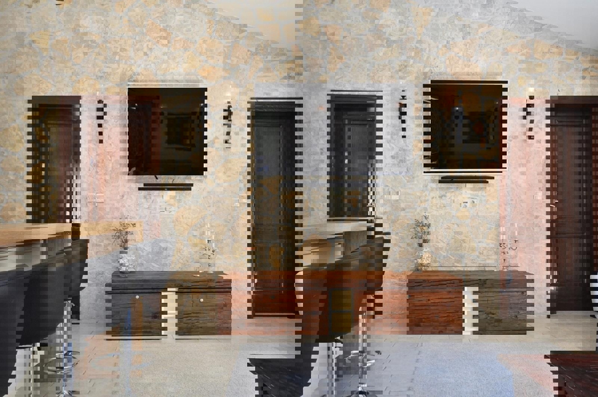 ISTRIA, Parenzo - casa con due appartamenti separati e piscina, a 3 km dal mare!