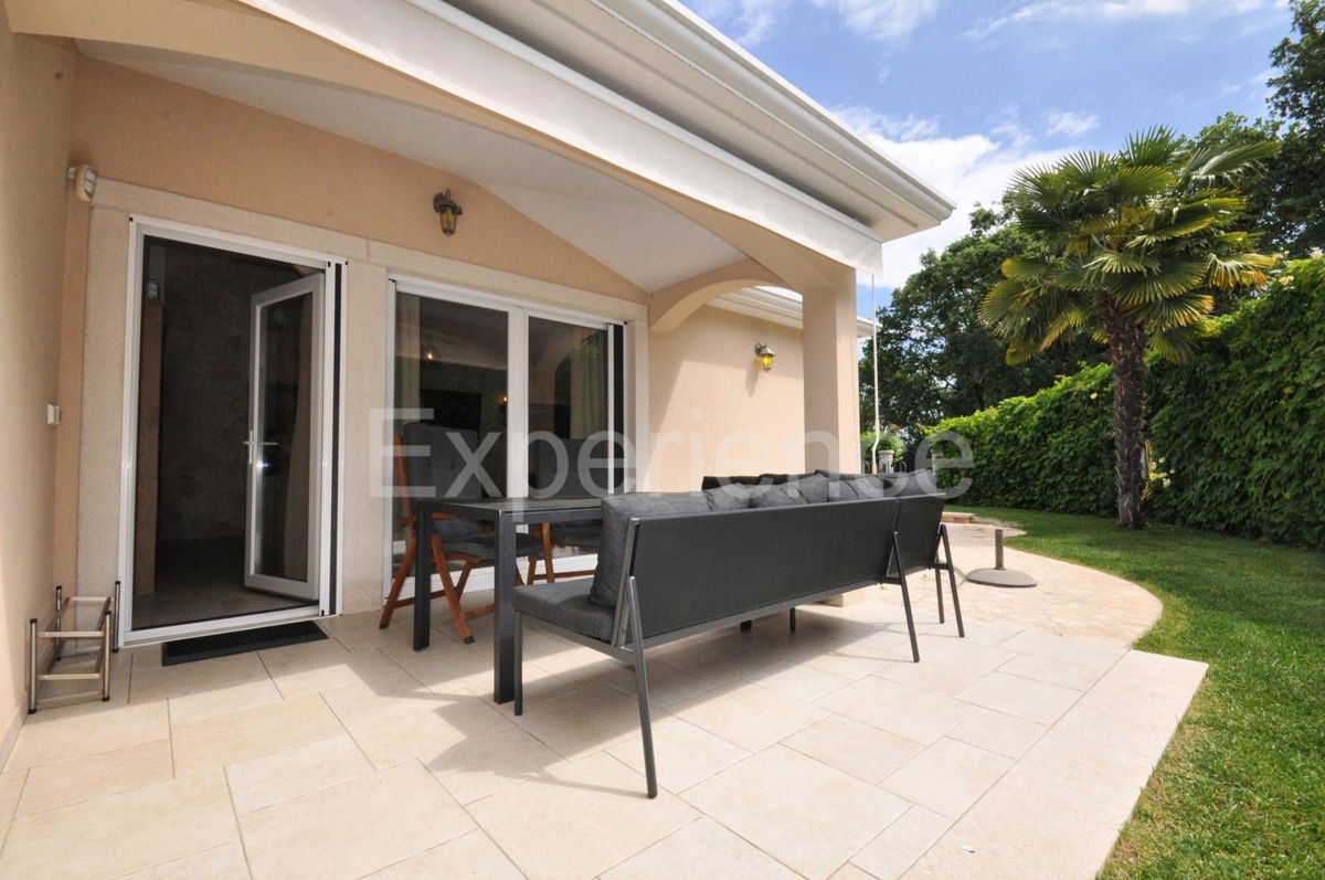 ISTRIA, Parenzo - casa con due appartamenti separati e piscina, a 3 km dal mare!