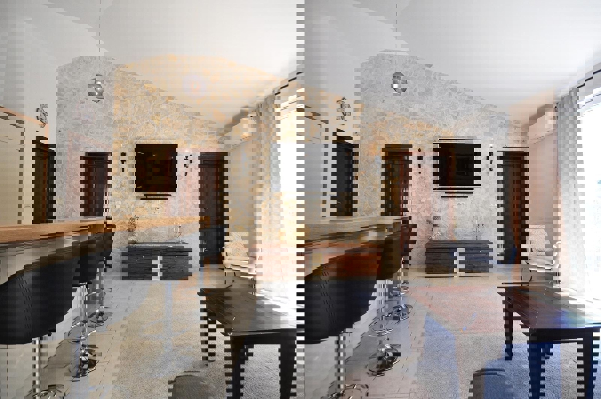 ISTRIA, Parenzo - casa con due appartamenti separati e piscina, a 3 km dal mare!