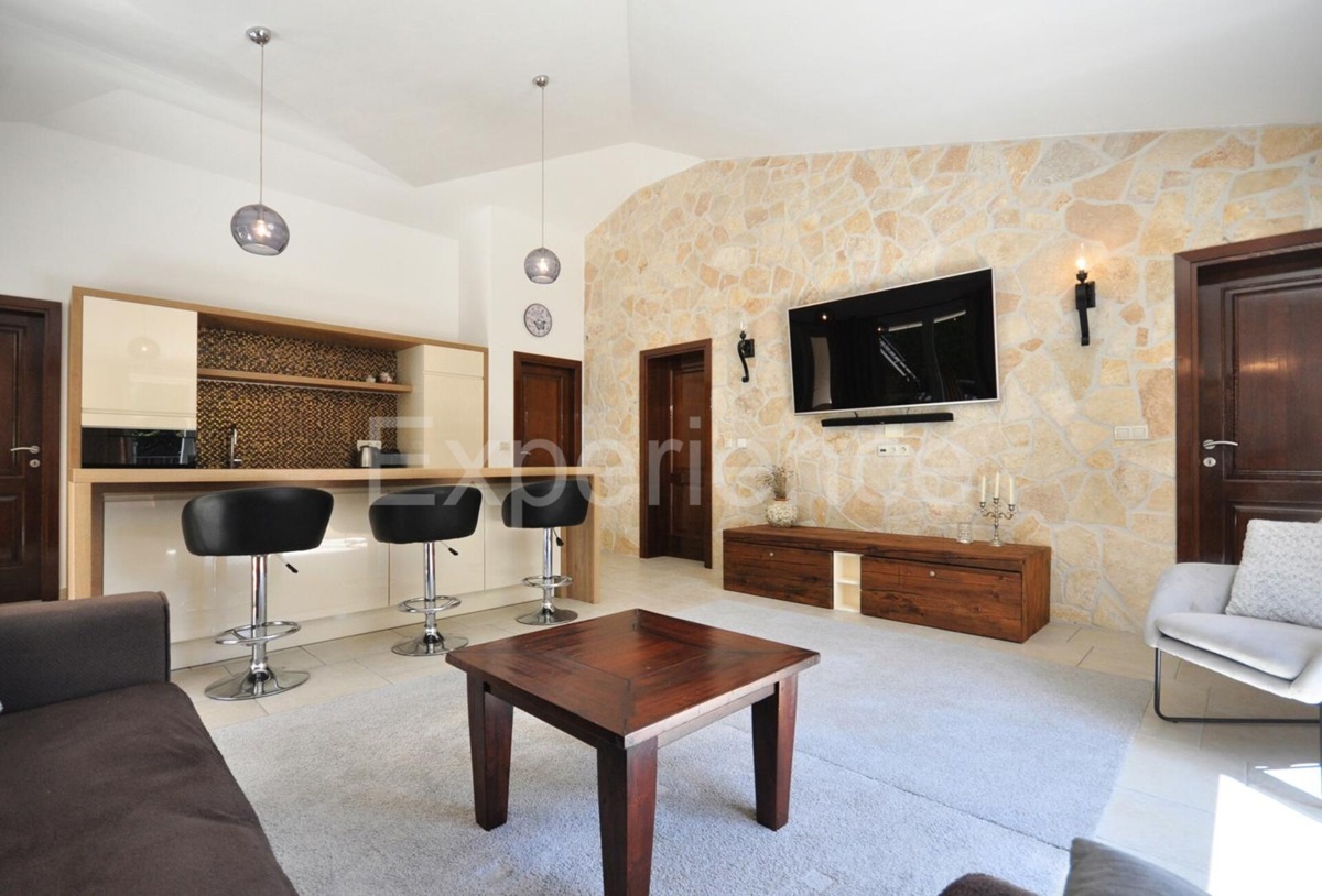 ISTRIA, Parenzo - casa con due appartamenti separati e piscina, a 3 km dal mare!