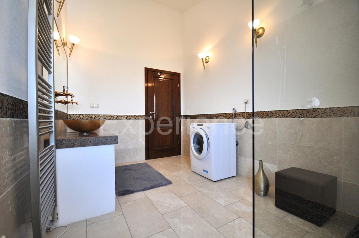 ISTRIA, Parenzo - casa con due appartamenti separati e piscina, a 3 km dal mare!