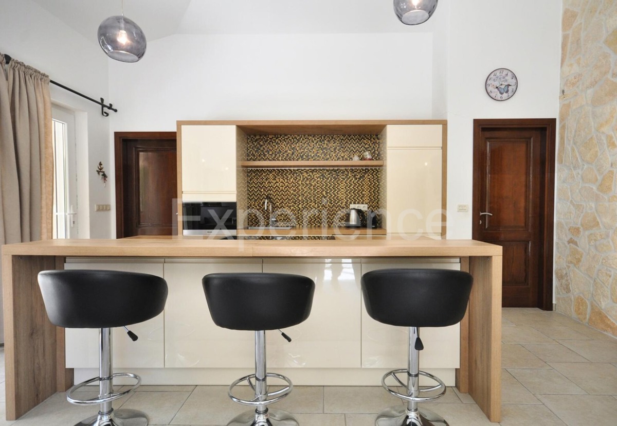 ISTRIA, Parenzo - casa con due appartamenti separati e piscina, a 3 km dal mare!