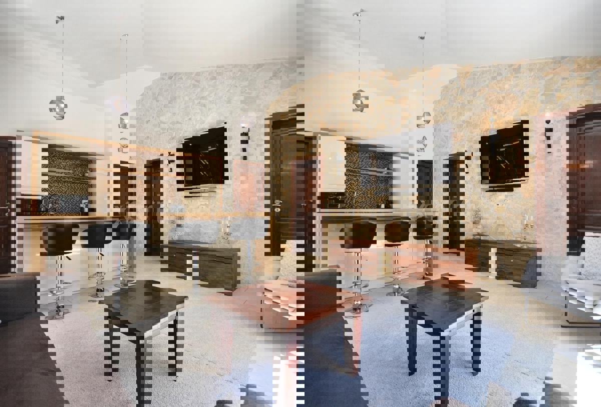 ISTRIA, Parenzo - casa con due appartamenti separati e piscina, a 3 km dal mare!