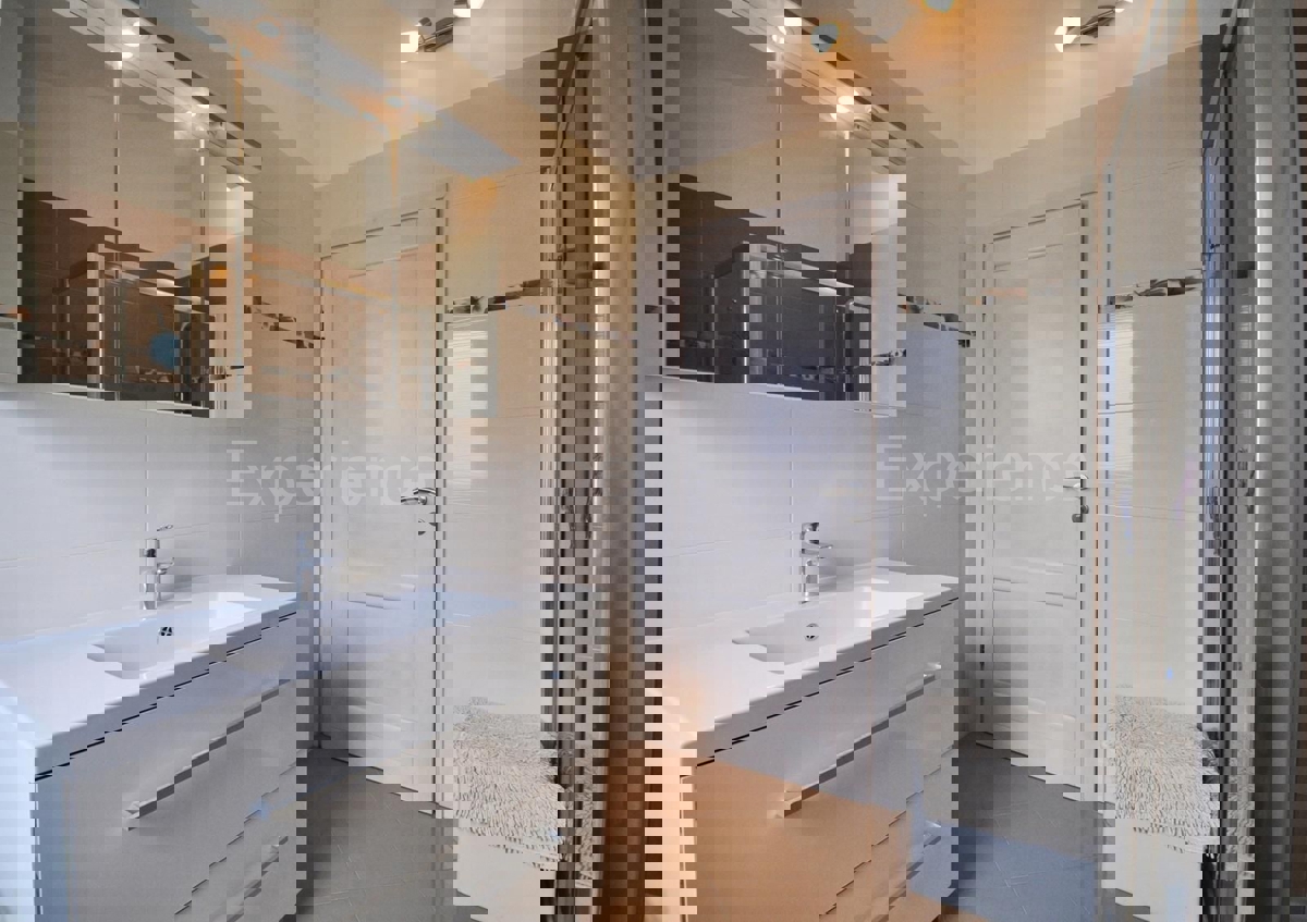 ISTRIA, Parenzo - casa con due appartamenti separati e piscina, a 3 km dal mare!