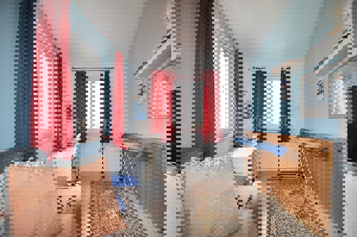 ISTRIA, Parenzo - casa con due appartamenti separati e piscina, a 3 km dal mare!