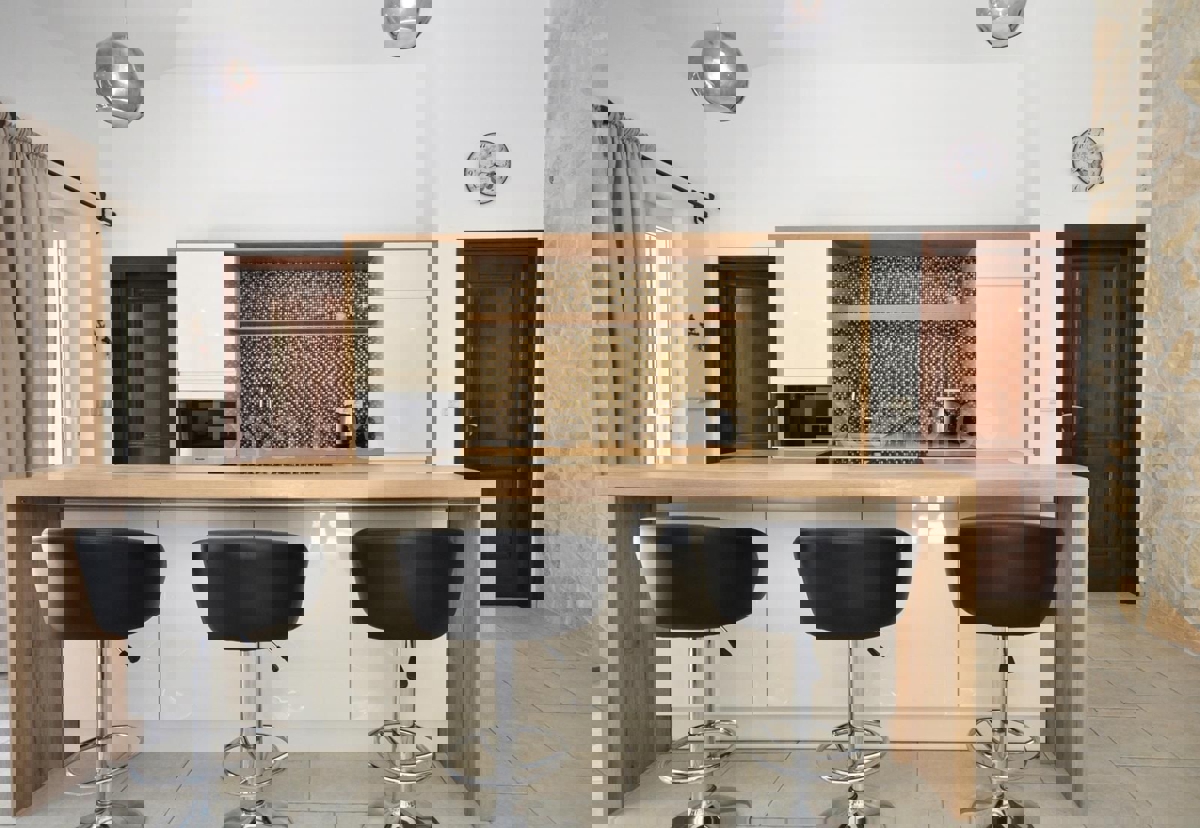 ISTRIA, Parenzo - casa con due appartamenti separati e piscina, a 3 km dal mare!