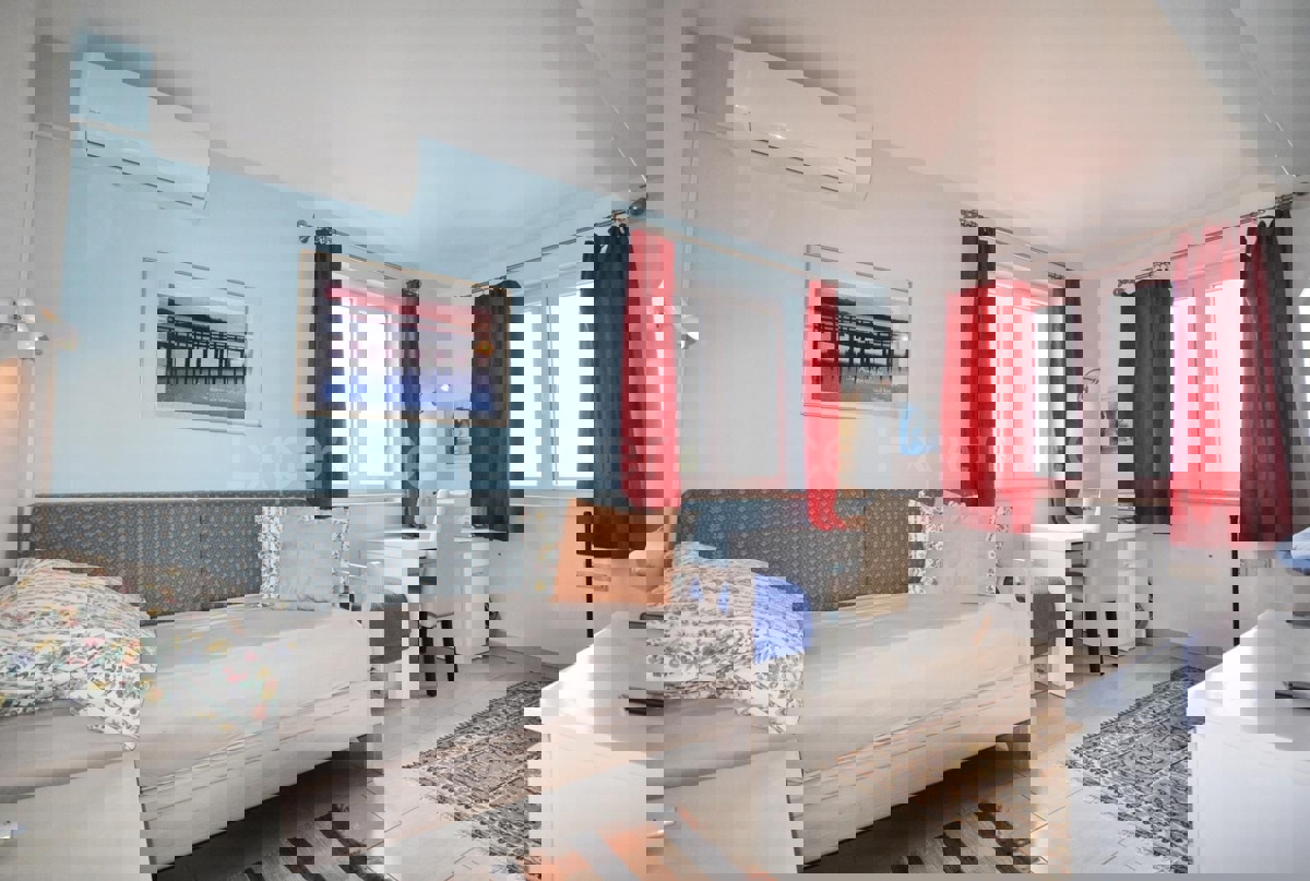 ISTRIA, Parenzo - casa con due appartamenti separati e piscina, a 3 km dal mare!