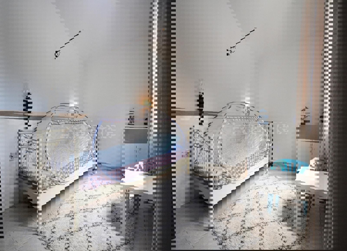 ISTRIA, Parenzo - casa con due appartamenti separati e piscina, a 3 km dal mare!