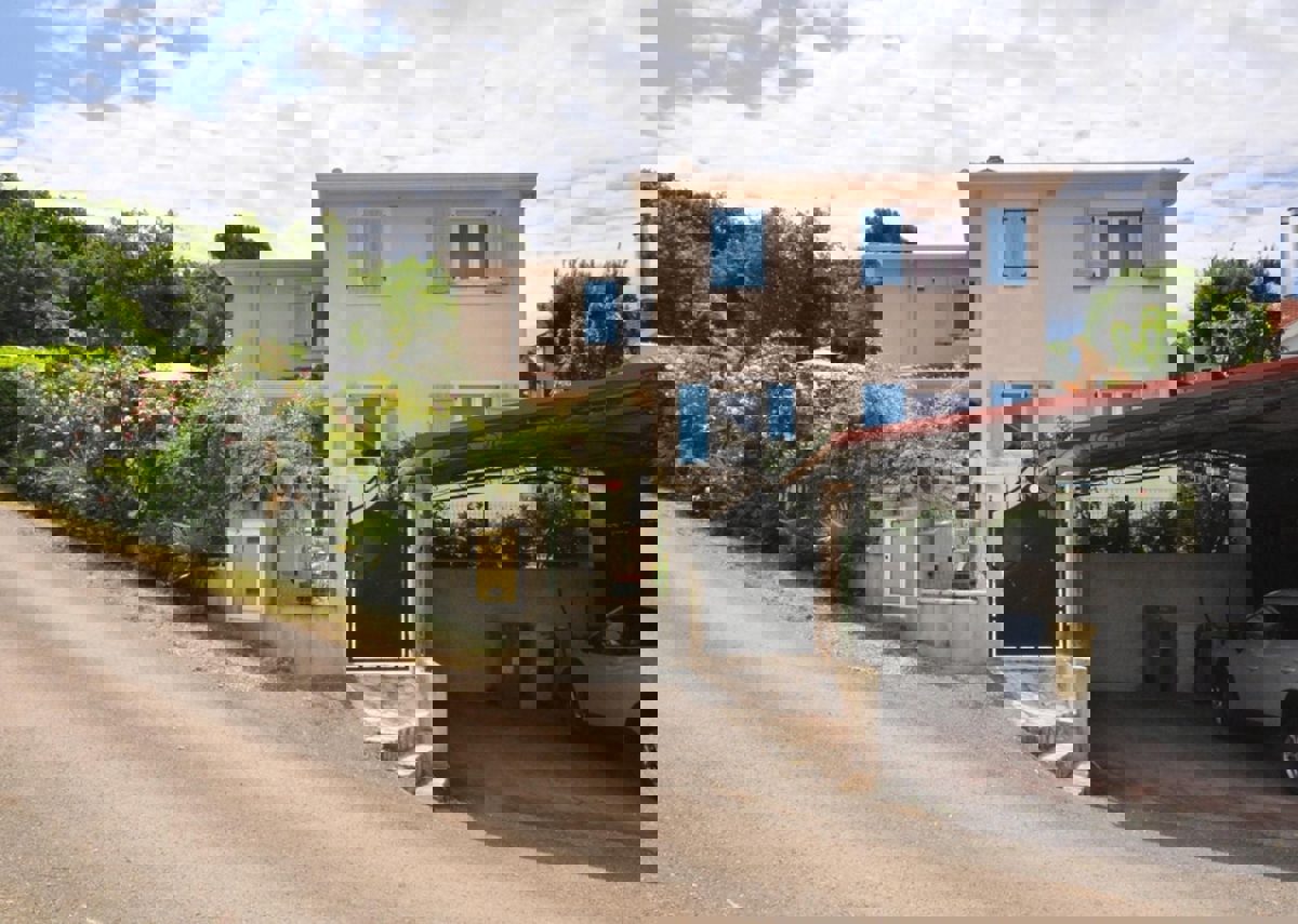 ISTRIA, Parenzo - casa con due appartamenti separati e piscina, a 3 km dal mare!