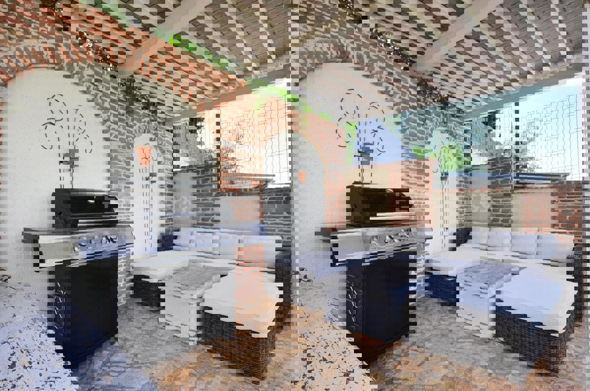 ISTRIA, Parenzo - casa con due appartamenti separati e piscina, a 3 km dal mare!