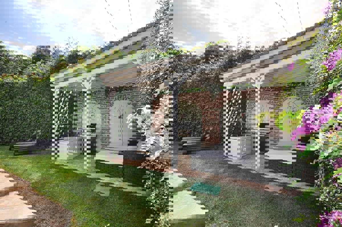 ISTRIA, Parenzo - casa con due appartamenti separati e piscina, a 3 km dal mare!