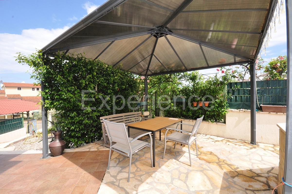 ISTRIA, Parenzo - casa con due appartamenti separati e piscina, a 3 km dal mare!