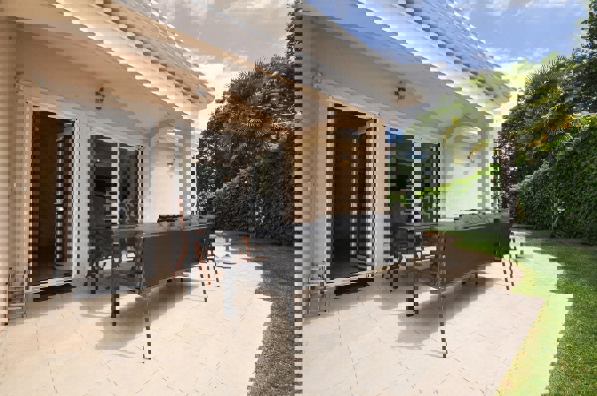 ISTRIA, Parenzo - casa con due appartamenti separati e piscina, a 3 km dal mare!