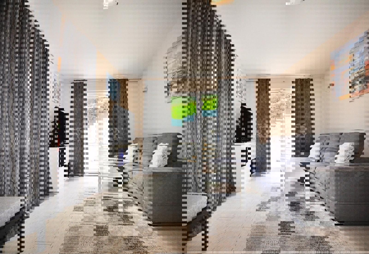 ISTRIA, Parenzo - casa con due appartamenti separati e piscina, a 3 km dal mare!