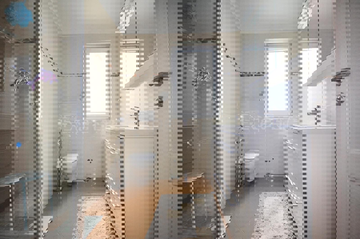 ISTRIA, Parenzo - casa con due appartamenti separati e piscina, a 3 km dal mare!