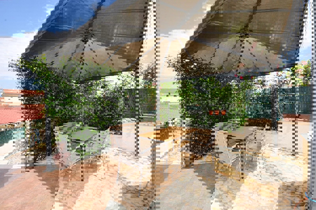 ISTRIA, Parenzo - casa con due appartamenti separati e piscina, a 3 km dal mare!