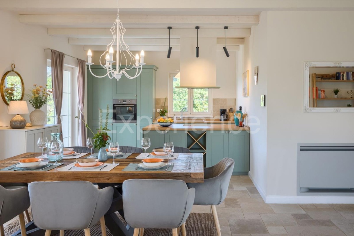 Parenzo, villa rustico-moderna con piscina e vista sulla natura