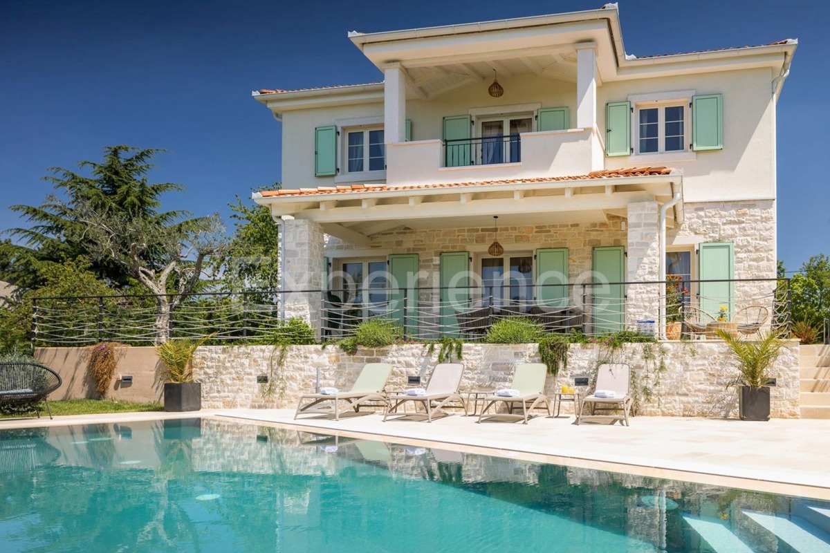 Parenzo, villa rustico-moderna con piscina e vista sulla natura