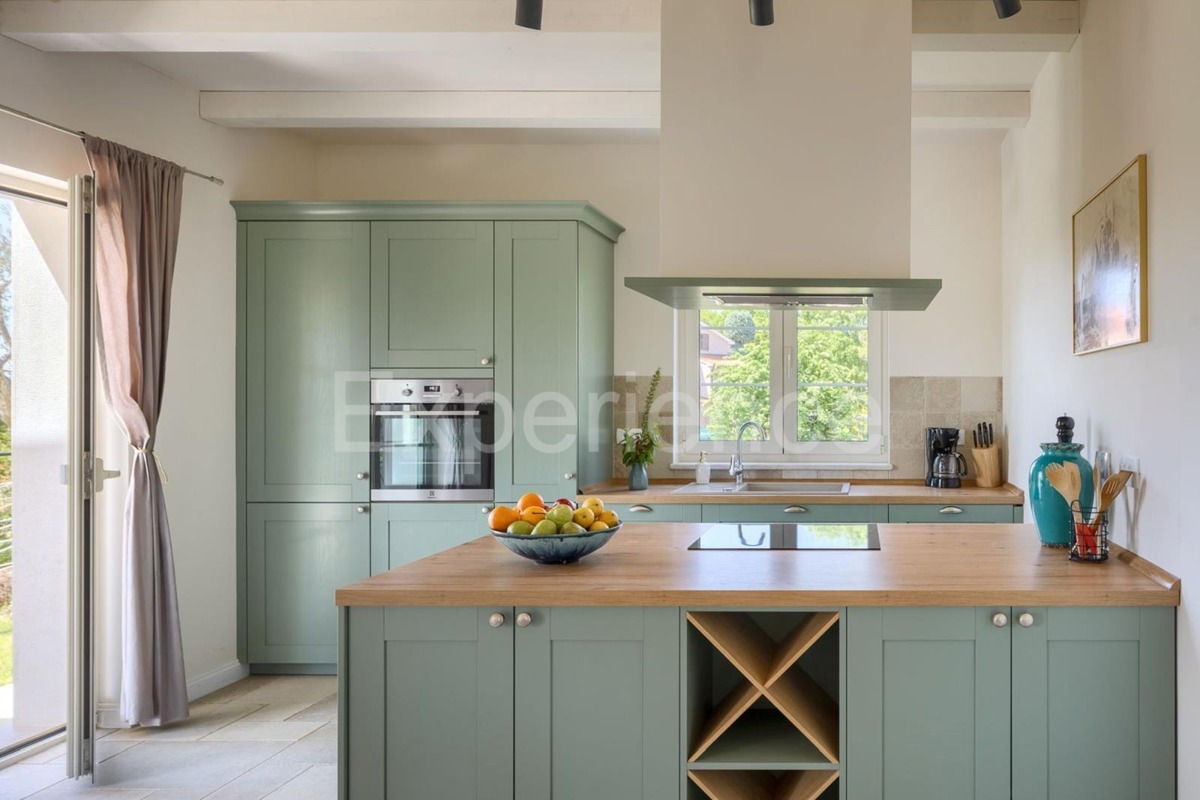 Parenzo, villa rustico-moderna con piscina e vista sulla natura