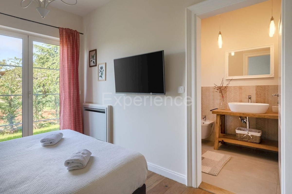 Parenzo, villa rustico-moderna con piscina e vista sulla natura