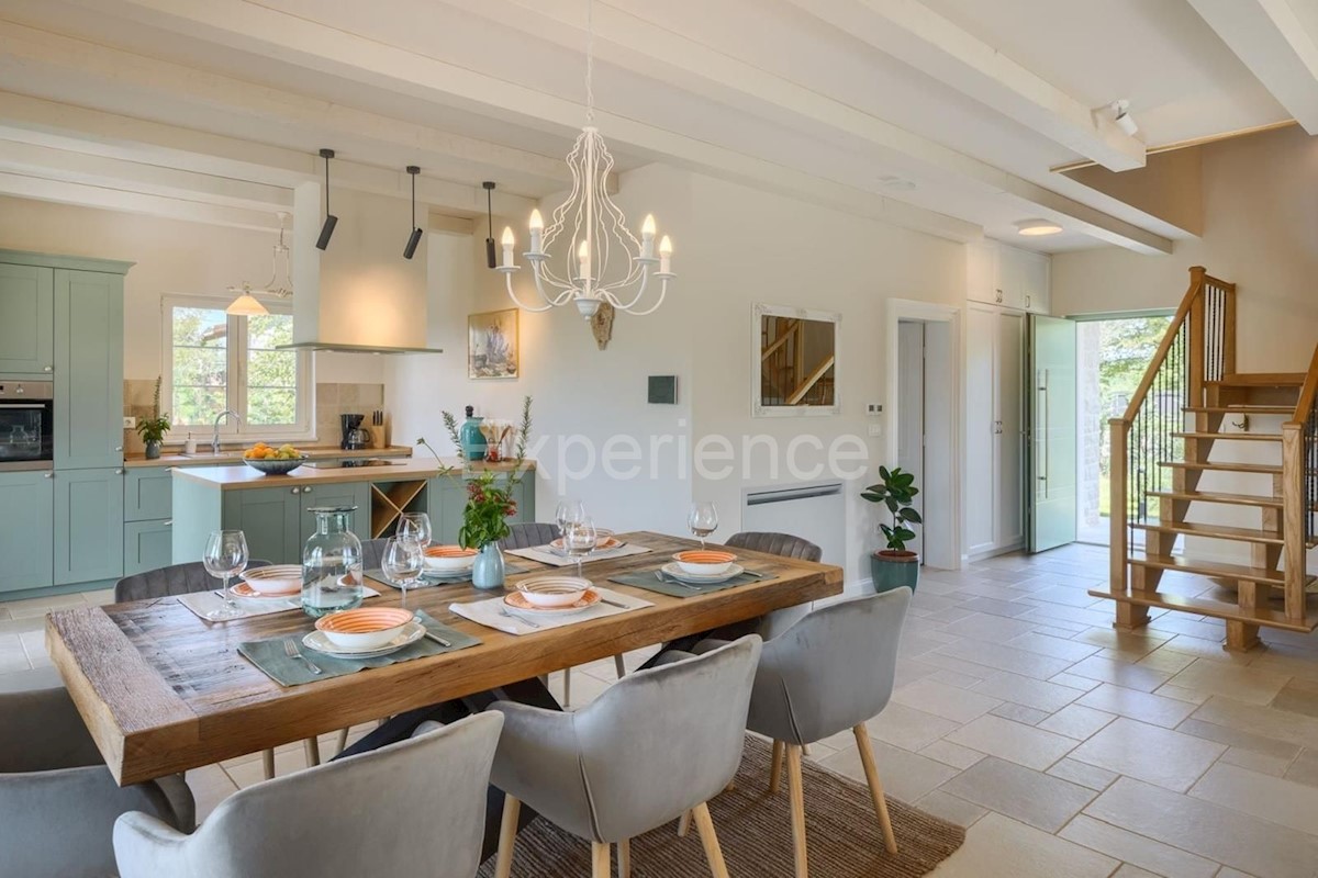 Parenzo, villa rustico-moderna con piscina e vista sulla natura