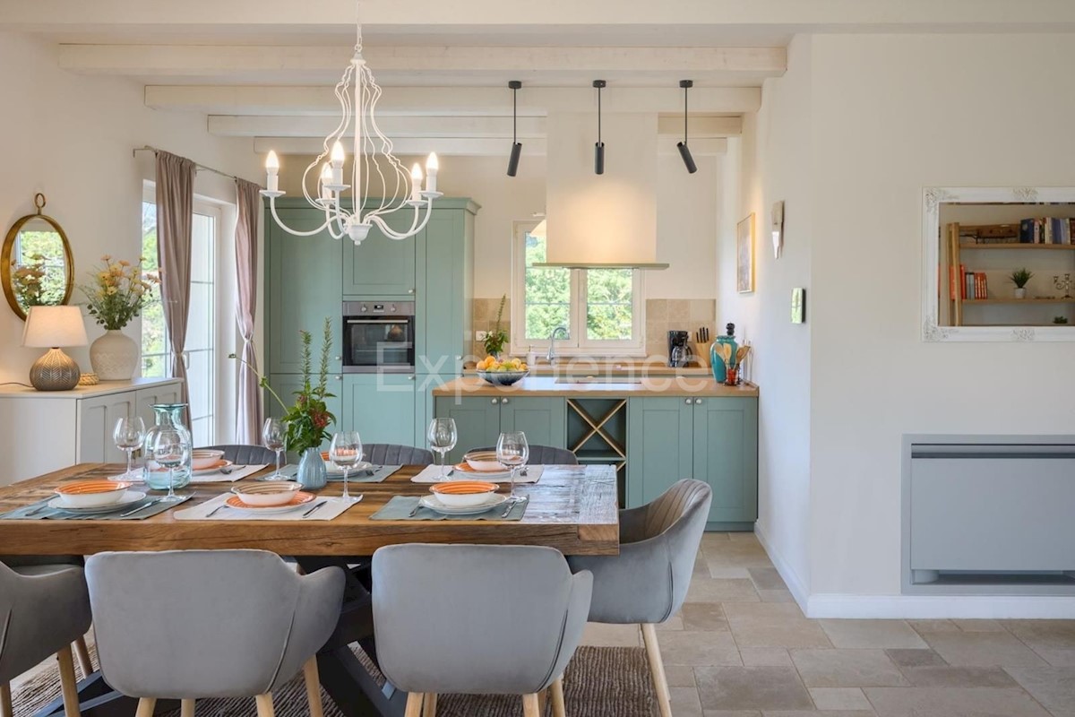 Parenzo, villa rustico-moderna con piscina e vista sulla natura